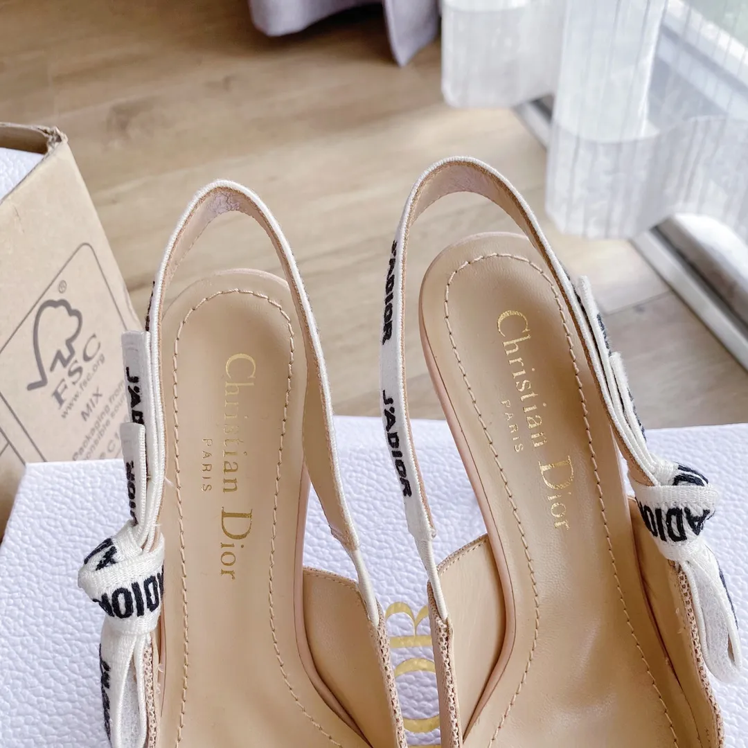 👟👟Ex-factory price 440👟👟 Developed one-to-one from the original version, 👠👠✨ ✨Dior’s popular sandals are new🔥 🔥 The same style as the most popular internet celebrities and celebrities of the year💁 💁. Imported fabric, lining and feet are made of calfskin lining🐑. Original molded heel, heel height 10Cm 6.5cm💘 Original molded metal outsole with five-pointed star LOGO mark✨. Original bow, 💅 Italian leather outsole. 👄💋 Full set of packaging (bags, cards, invoices, one-to-one wrapping paper) 34 40 41 customized